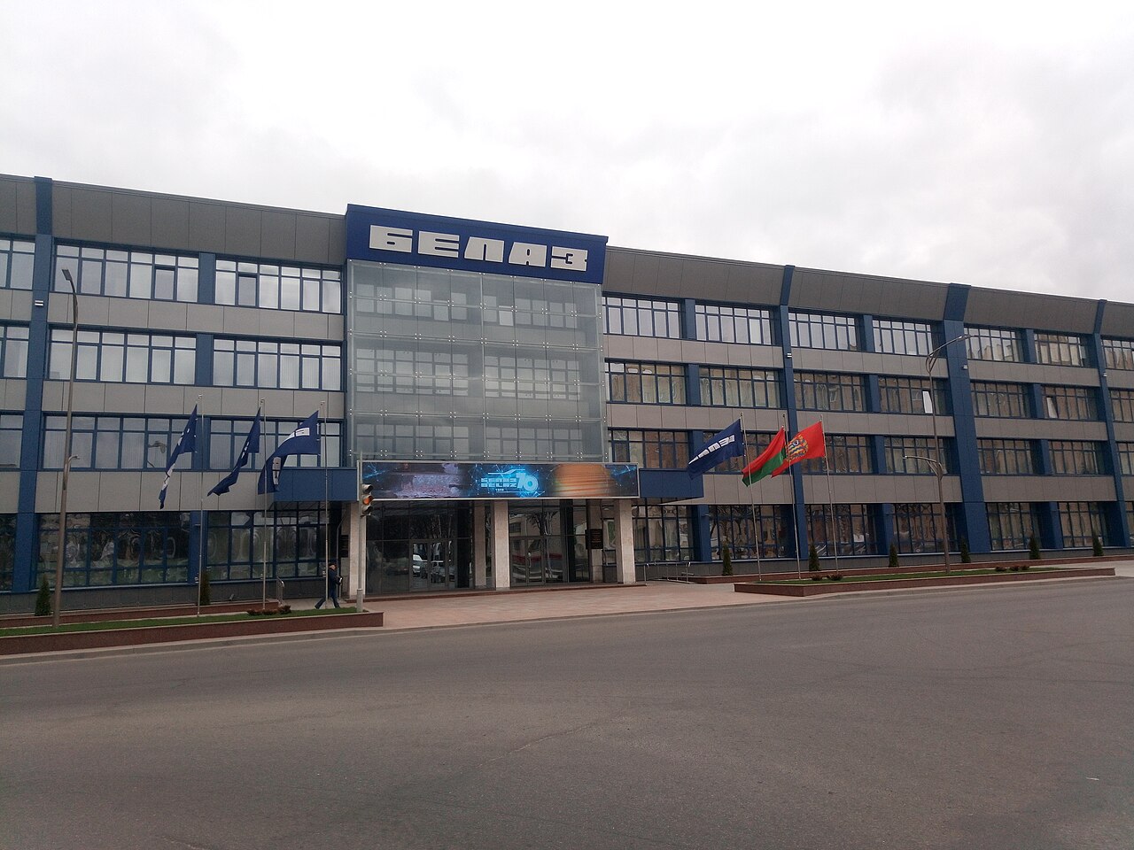 Главный вход завода БЕЛАЗ в Жодино