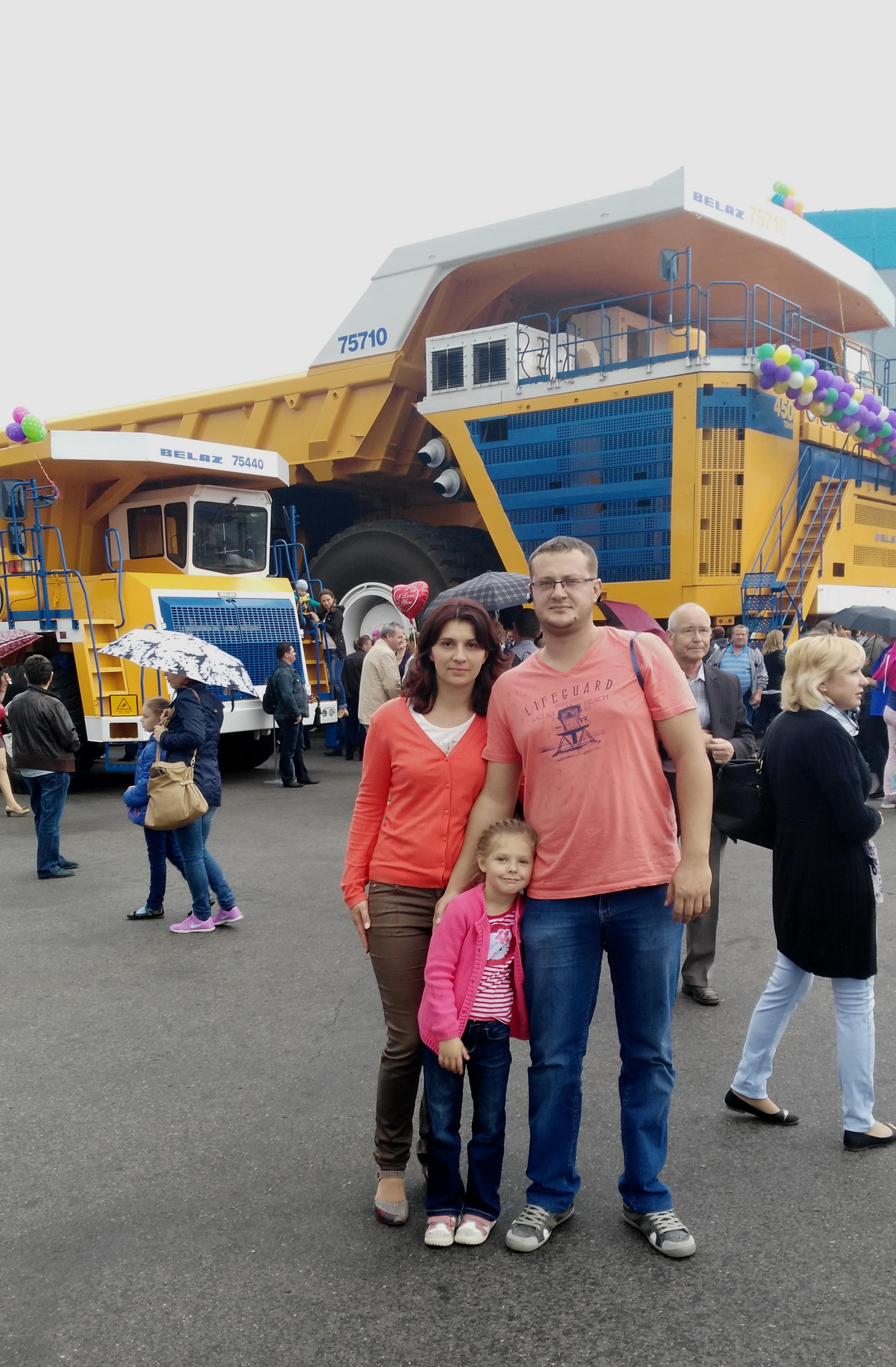 Семья посетителей рядом с БЕЛАЗ-75710 в Жодино